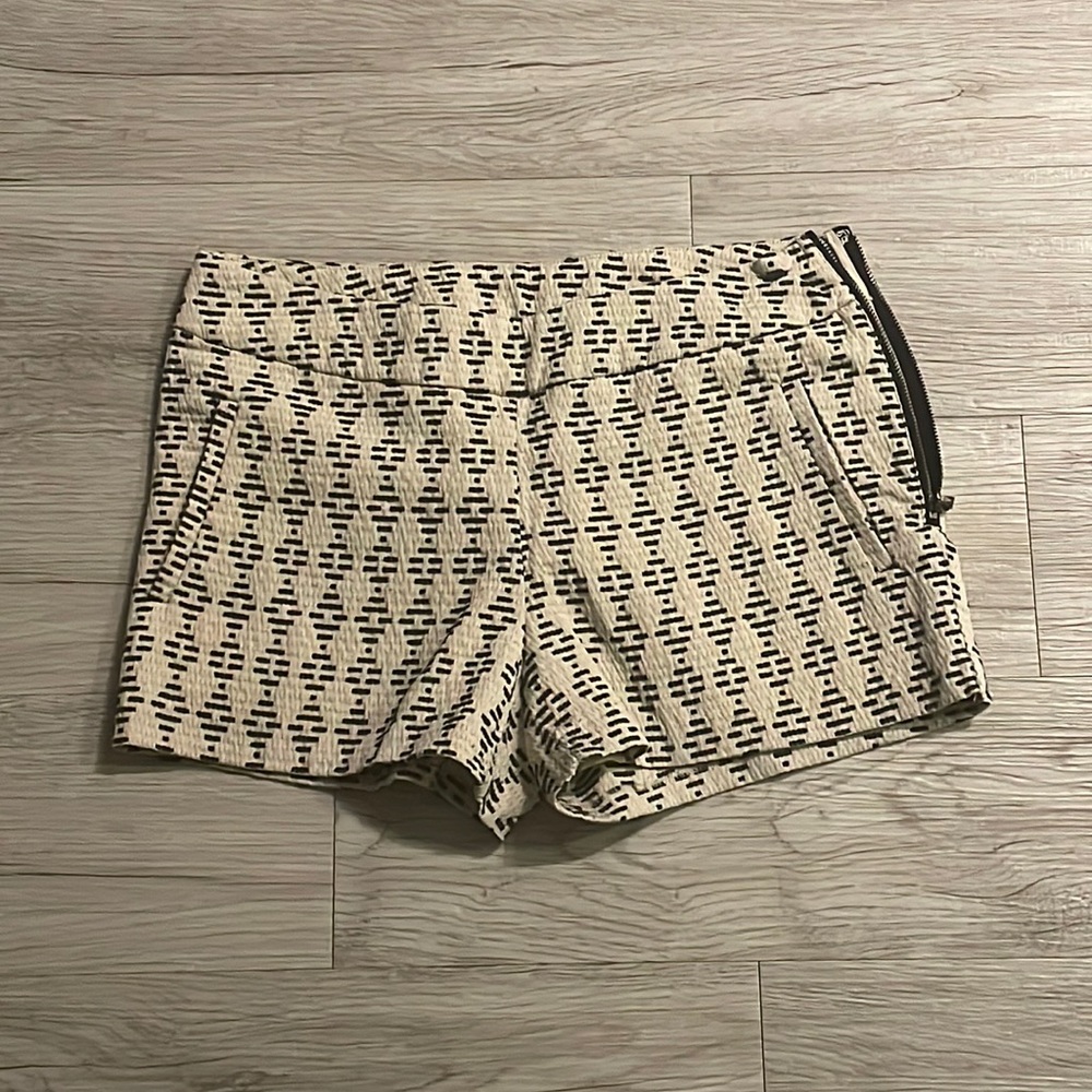 Kensie small black and cream patterned shorts - small